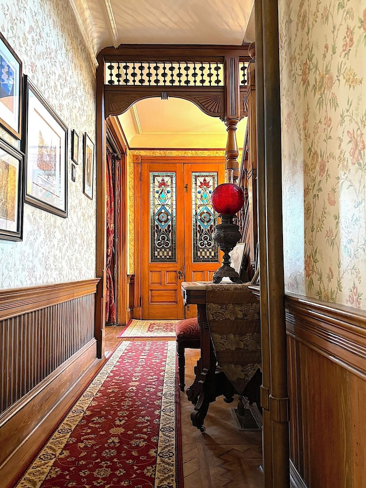 Gillis Grier Bed and Breakfast 8/50