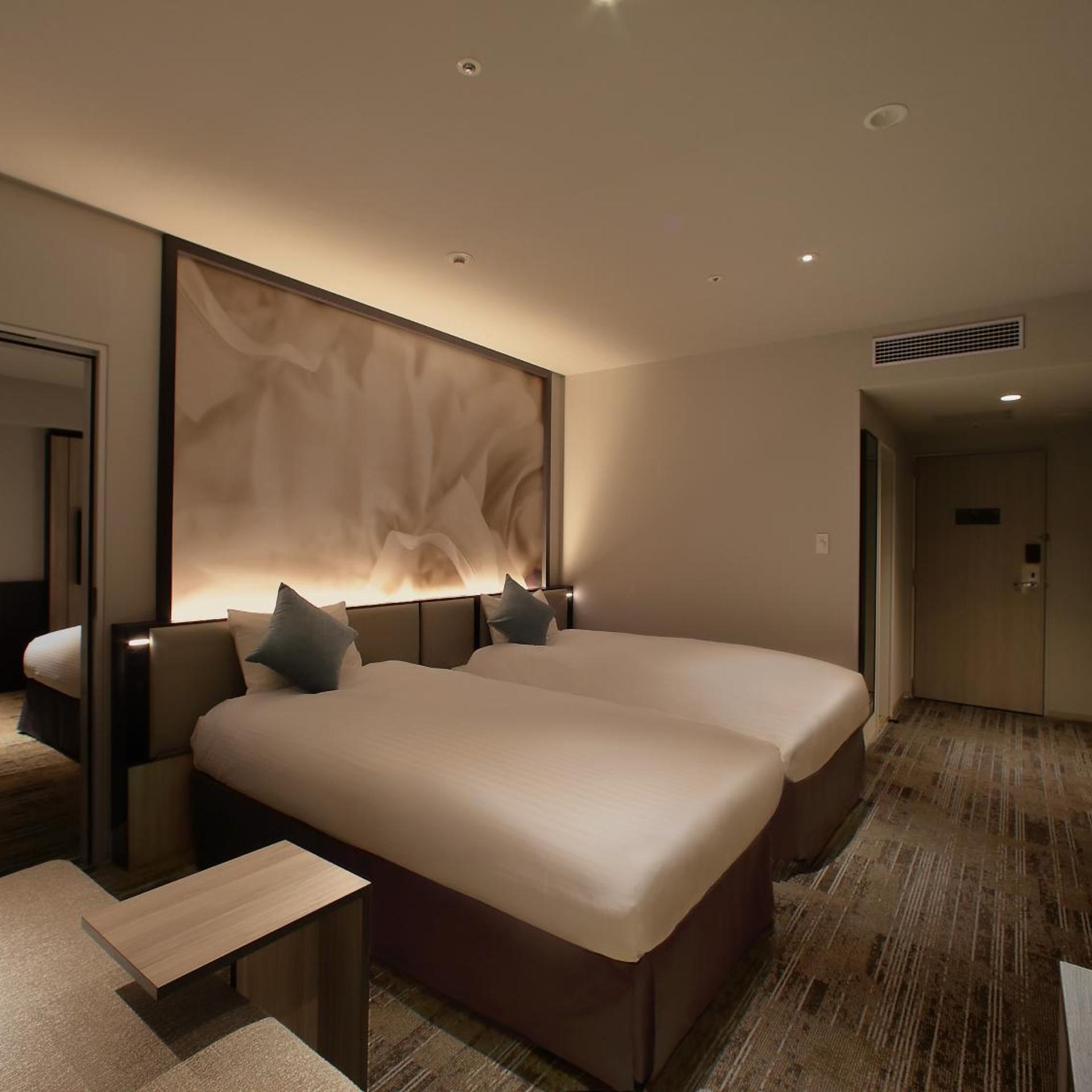 Connecting, Lounge Access