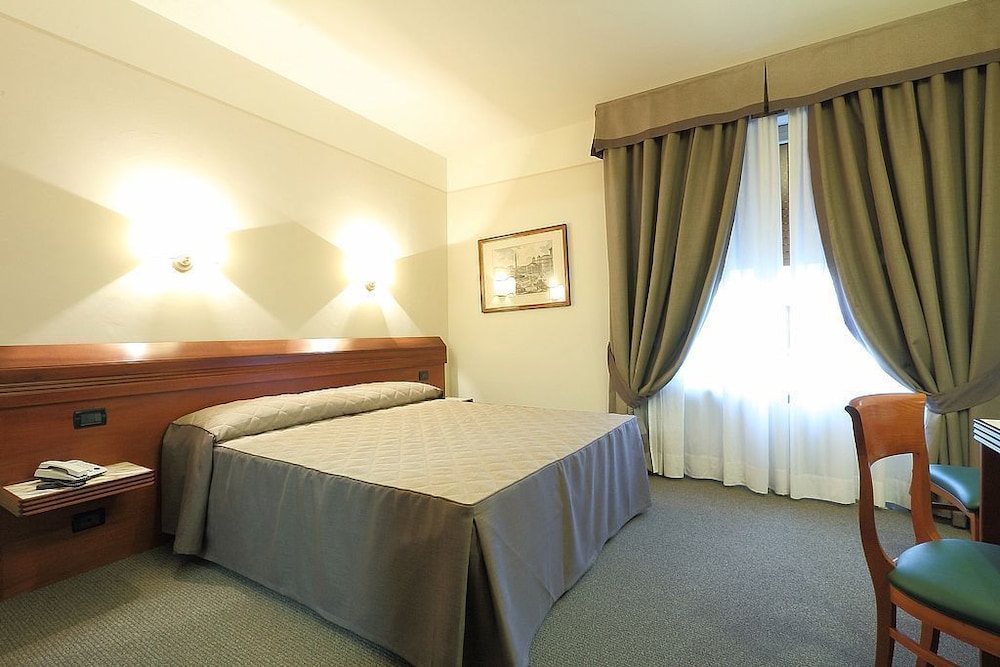Arcadia Hotel 8/48