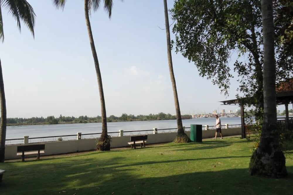 Riverside Serviced Apartments 57/72