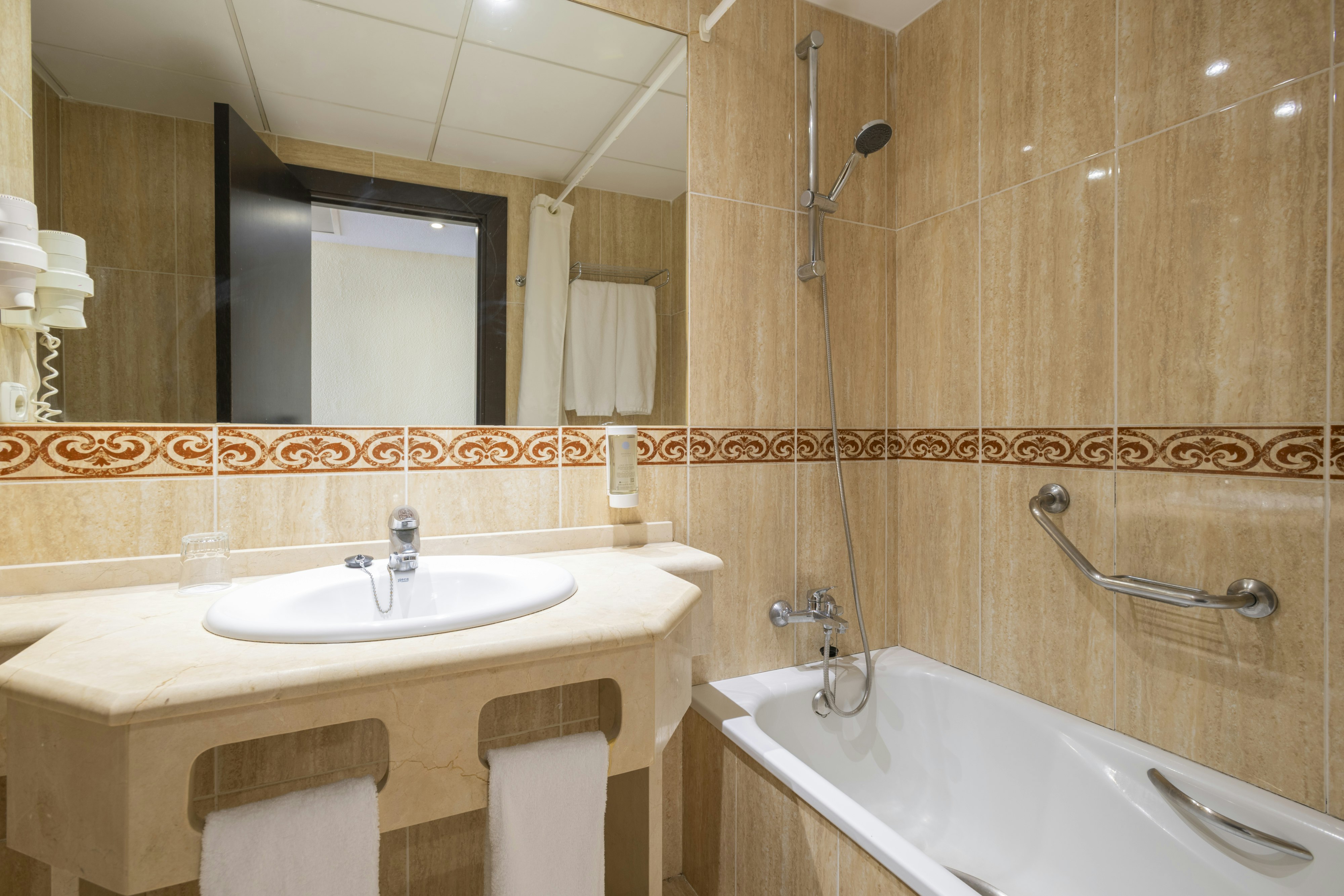 غرفة ديلوكس بسريرين منفصلين، Leonardo Hotel Torremolinos Costa del Sol 6/6