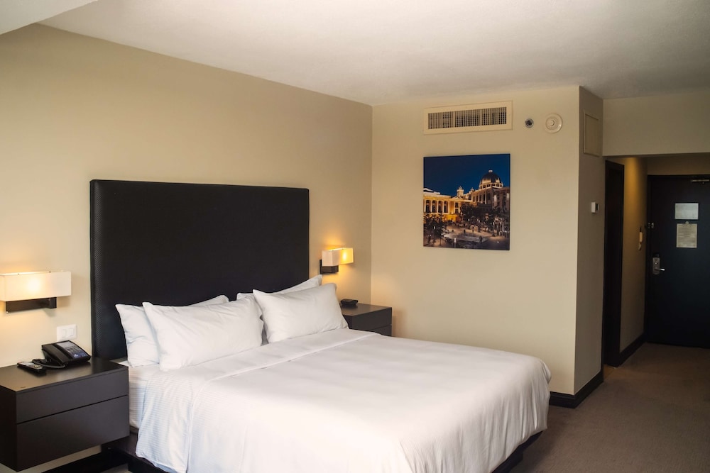 ROOM, KING BED, VOLCANO VIEW