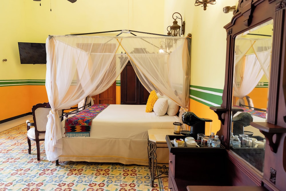 HOUSE, KING BED, HOT TUB, MAIN BUILDING