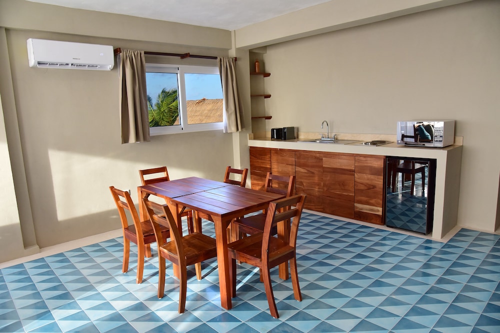 Noah Beach Hotel and Suites 9/55