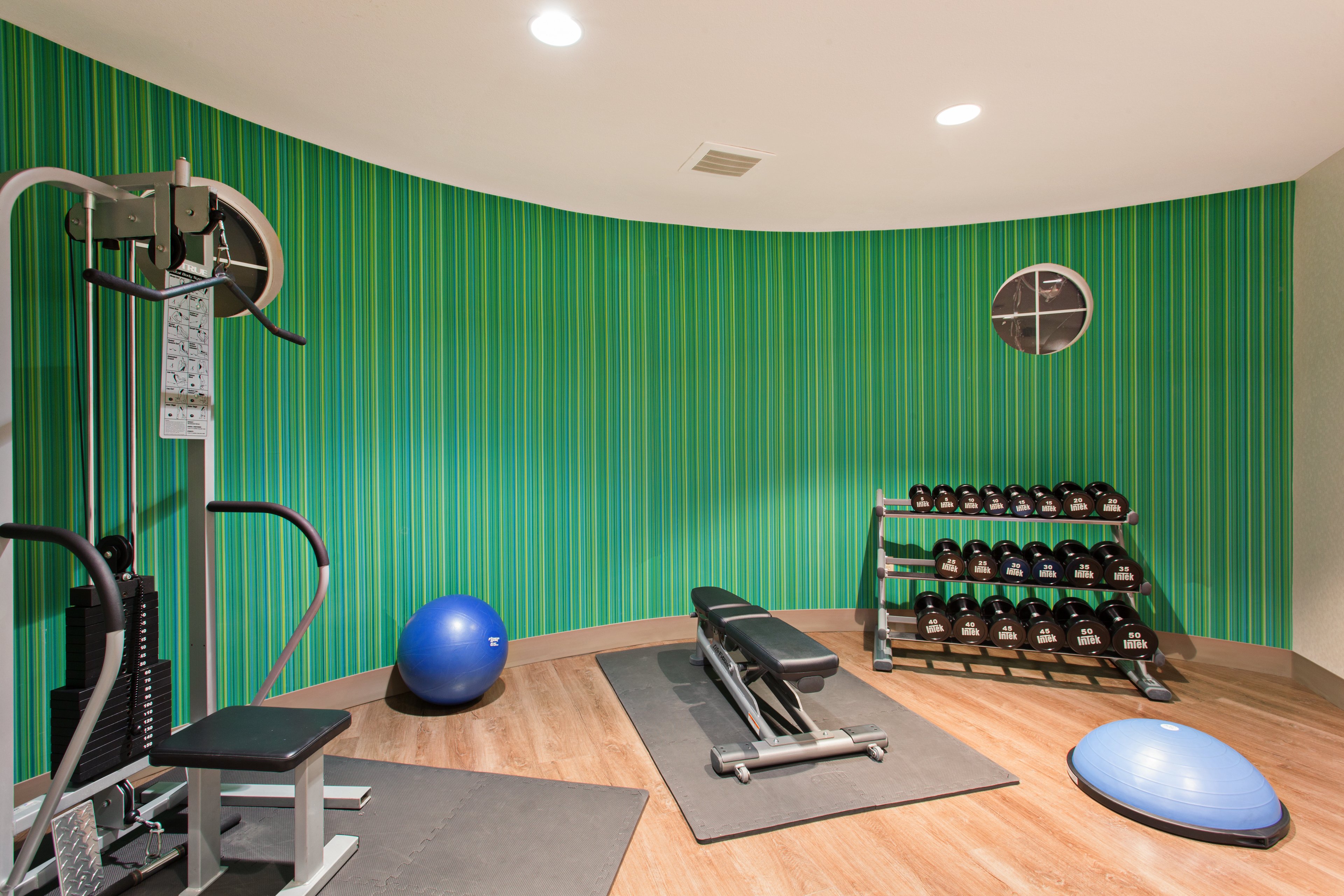 Holiday Inn Express Hotel & Suites Corona 40/57