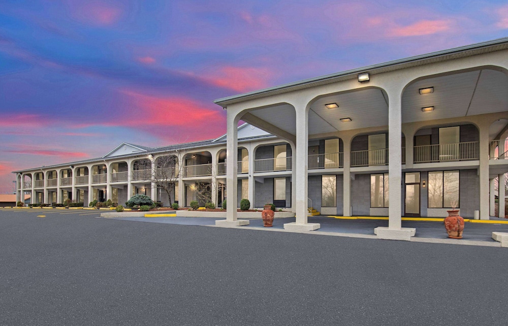 Days Inn by Wyndham Columbia Kentucky 5/52