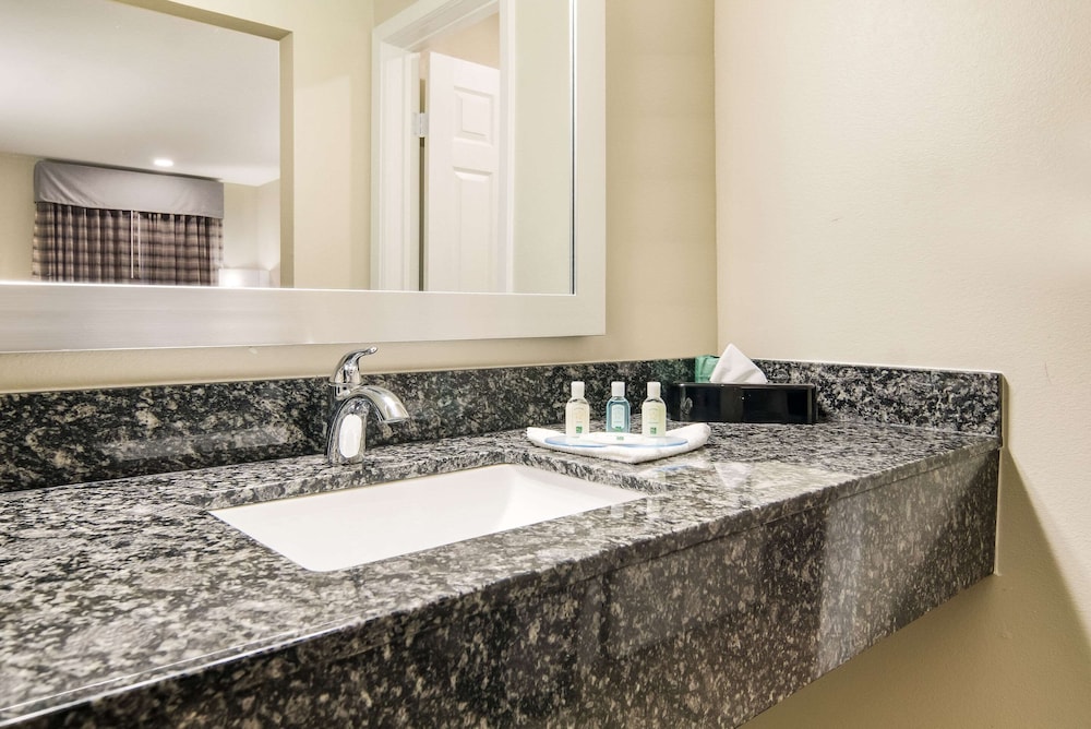 Quality Inn & Suites Dallas-Cityplace 22/23