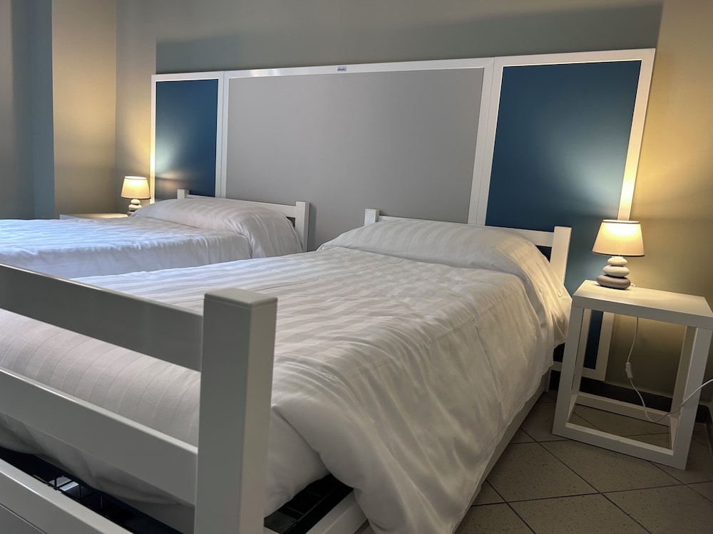 ROOM, DOUBLE OR TWIN BED, PRIVATE BATHROOM
