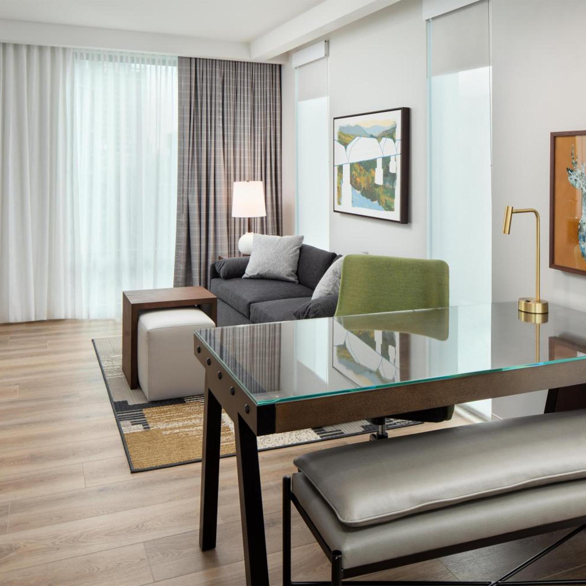 Suite, King Bed, Corner