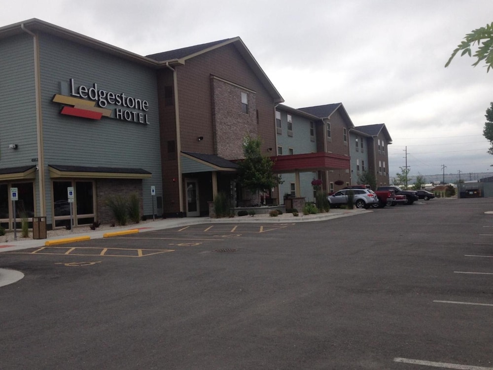 Ledgestone Hotel Billings 61/69