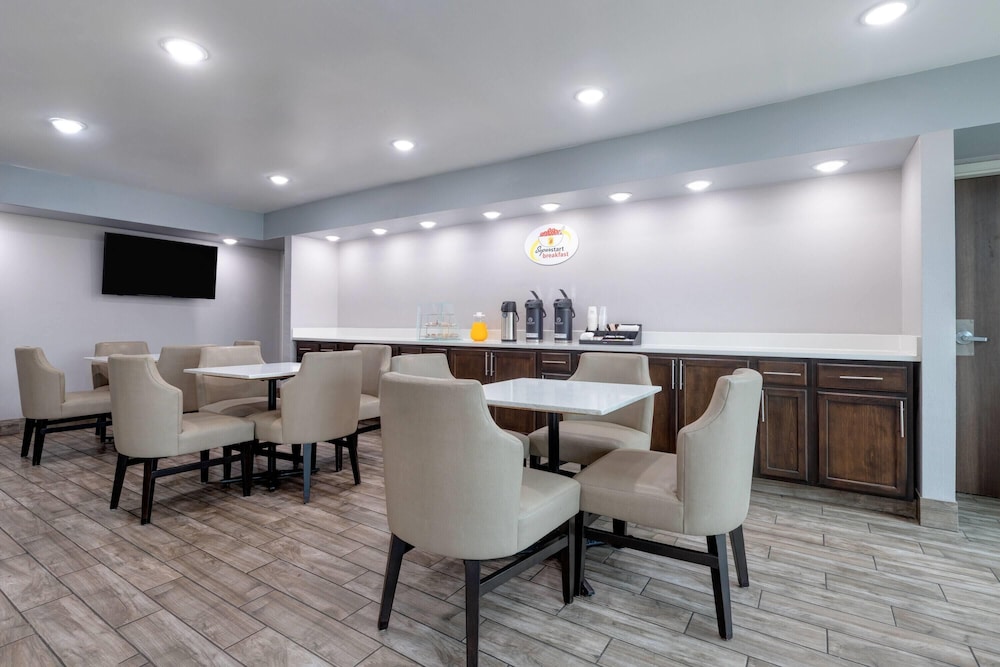 Super 8 by Wyndham Fort Worth Entertainment District 41/49