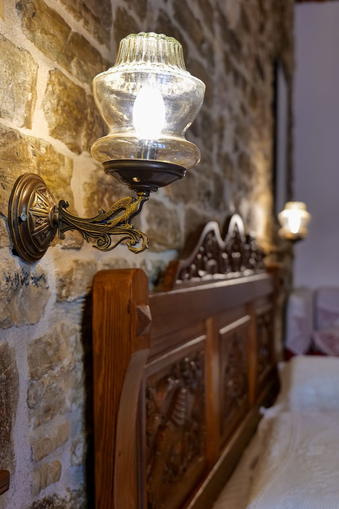 Bineri Hotel Gjirakastra 40/52