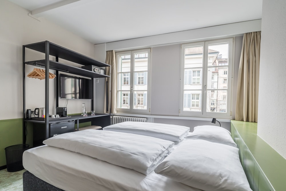 City, Queen Bed