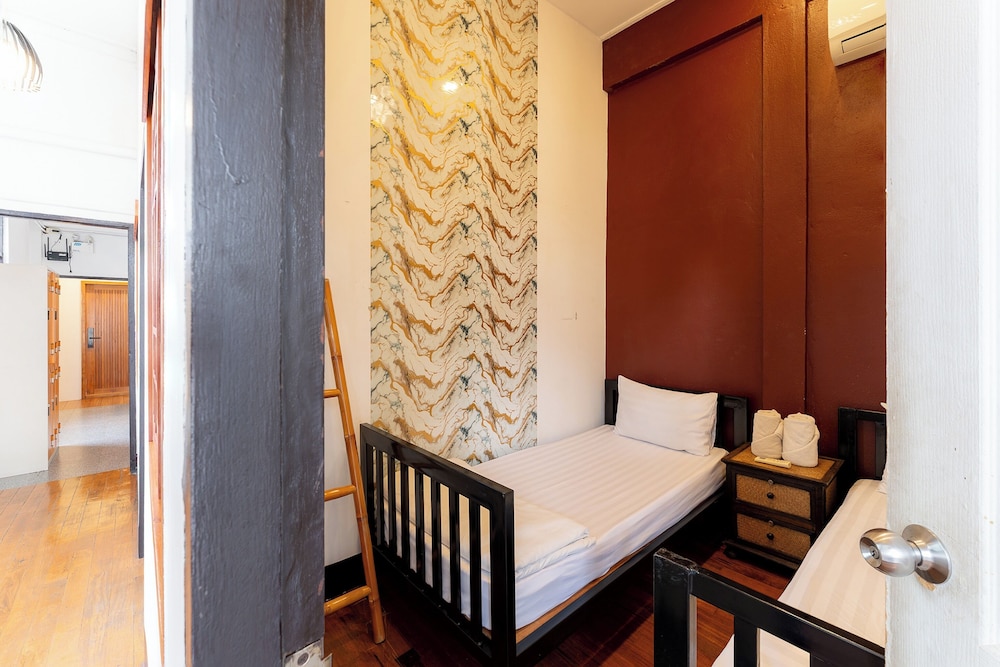 Ashi Hostel 63/73