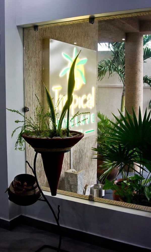 Tropical Enclave Hotel 52/60