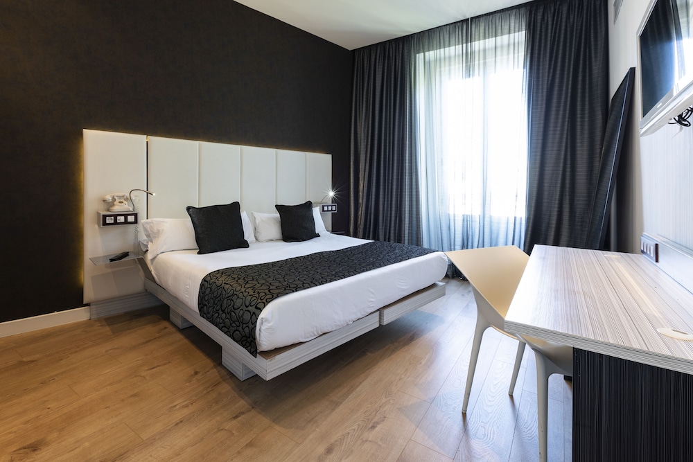 SUPERIOR, DOUBLE BED, CITY VIEW, BALCONY