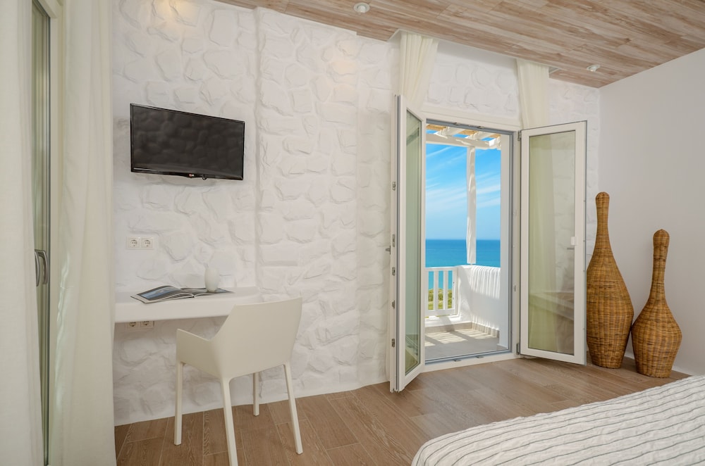 Cyano Suites 17/25