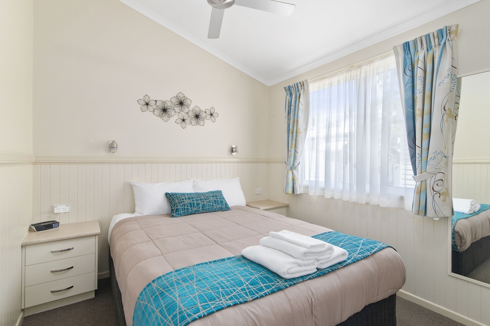 ASHMORE PALMS HOLIDAY VILLAGE 19/78