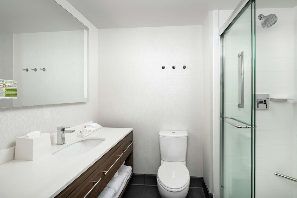 Studio, King Bed, Accessible