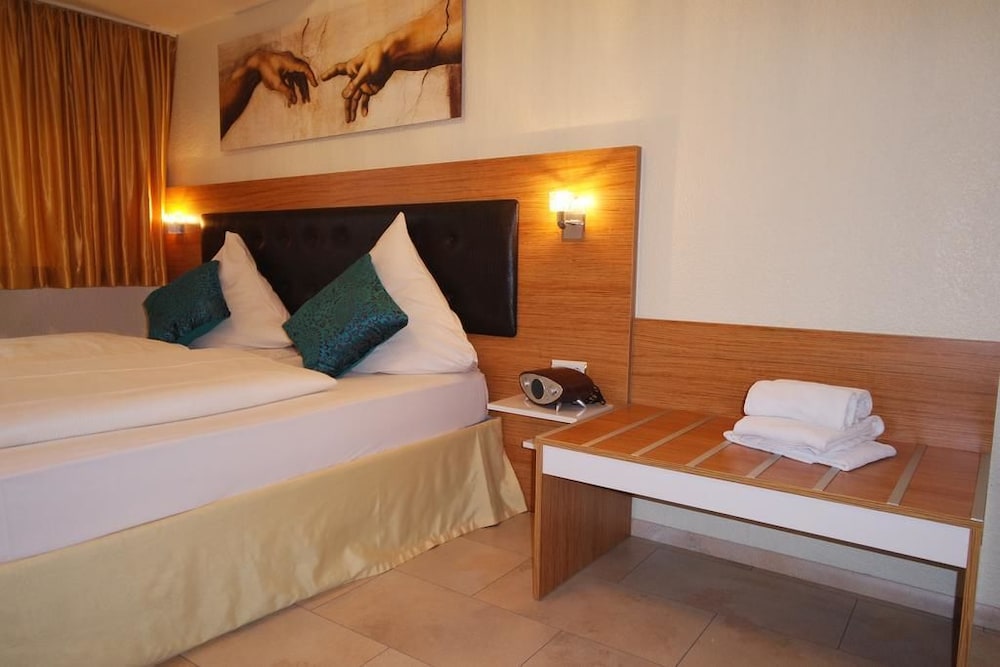 ROOM, DOUBLE BED