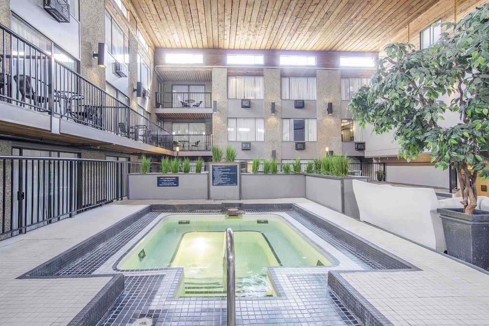 Sandman Hotel Kelowna 9/50