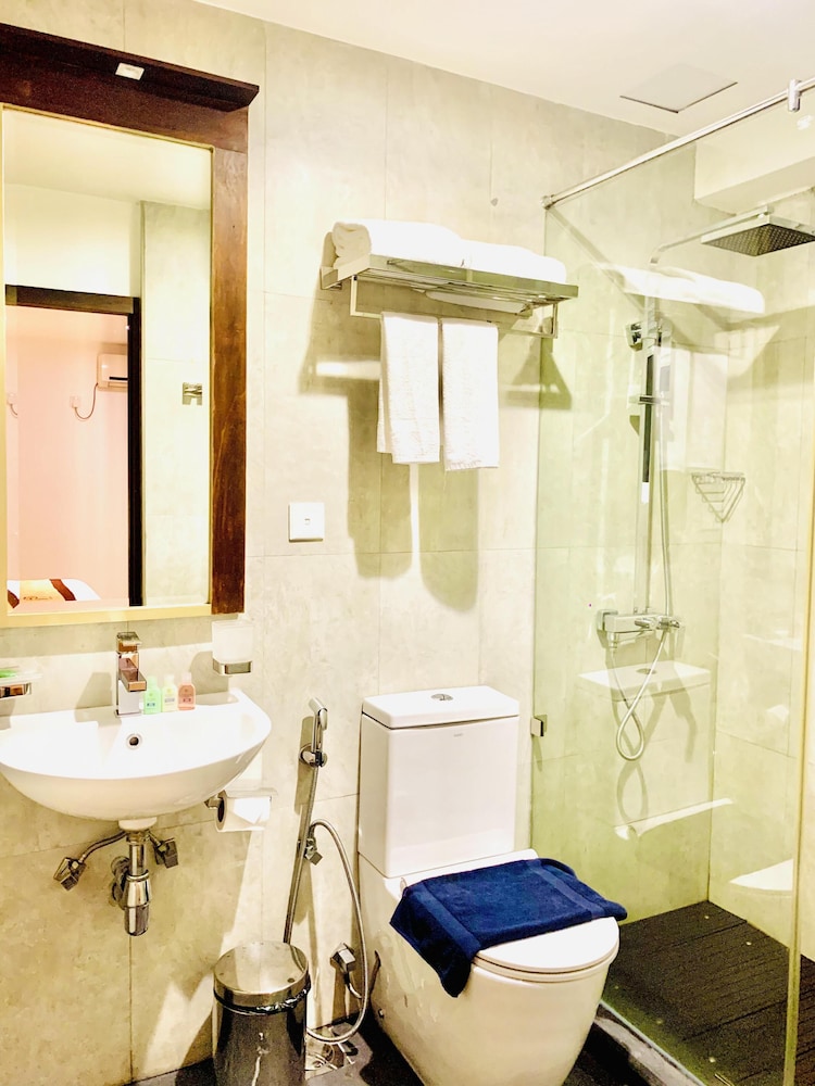 City Hotel Colombo 02 19/20
