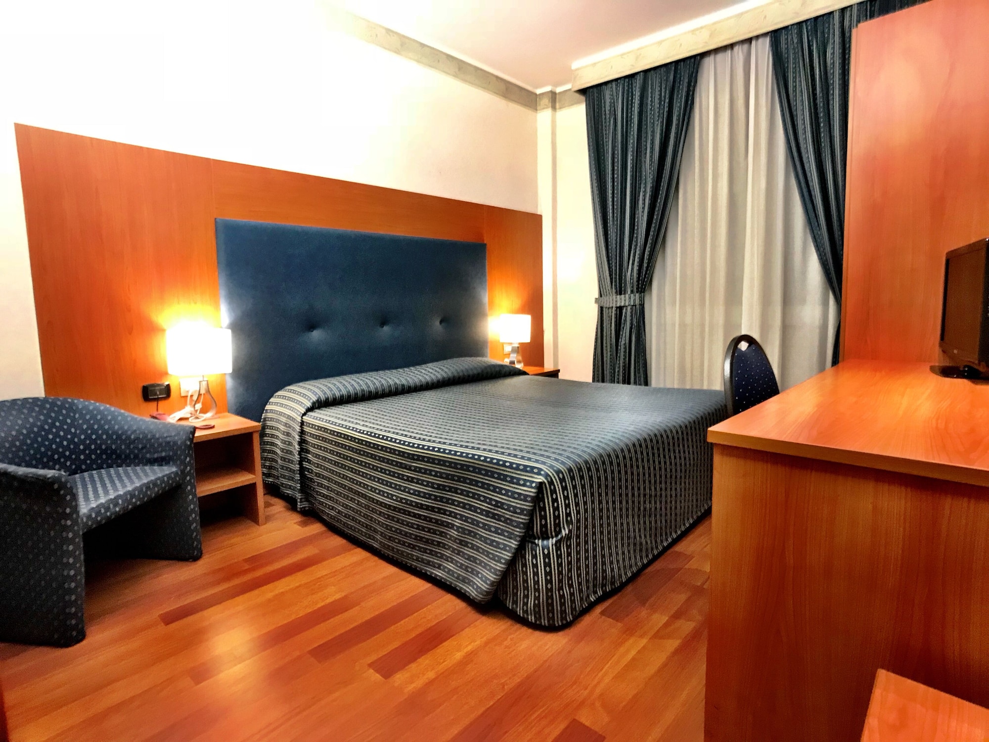 ROOM, DOUBLE BED
