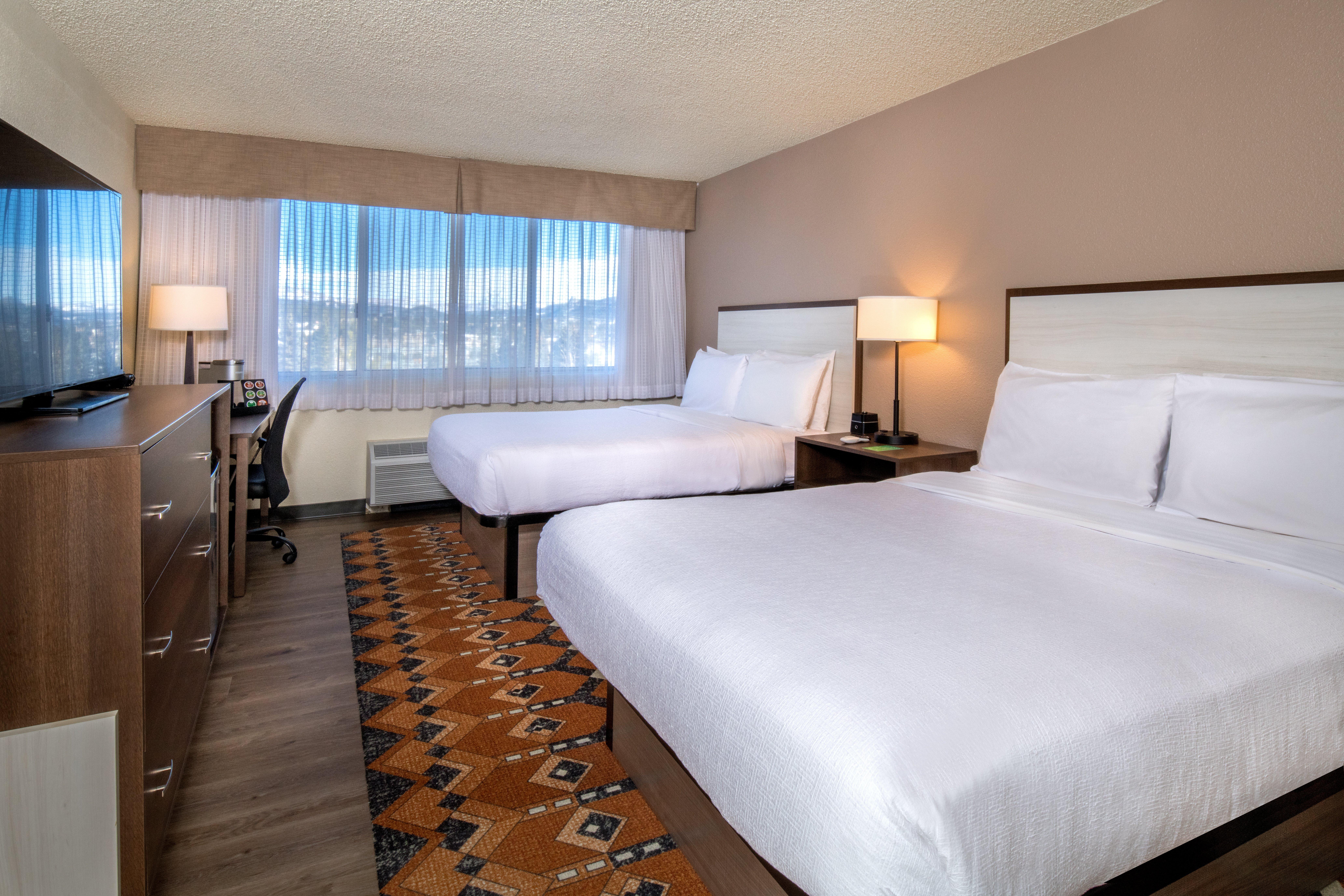 Standard, 2 Queen Beds, Partial Mountain View, Pet Friendly