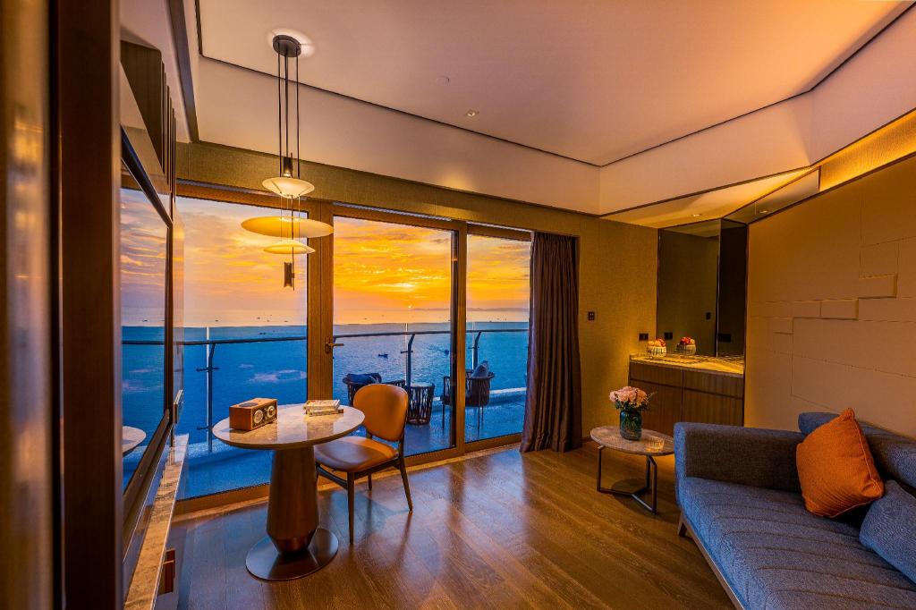 Howard Johnson Plaza by Wyndham Blue Bay Sihanoukville 32/48