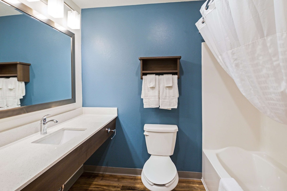 WoodSpring Suites Davenport Quad Cities 26/27