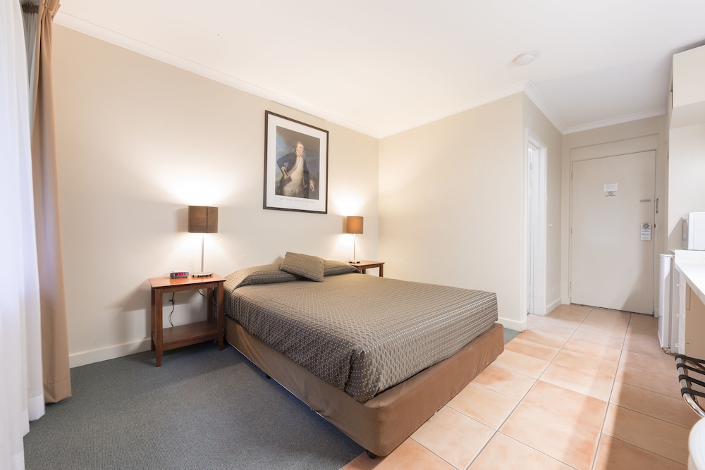 STANDARD, QUEEN BED