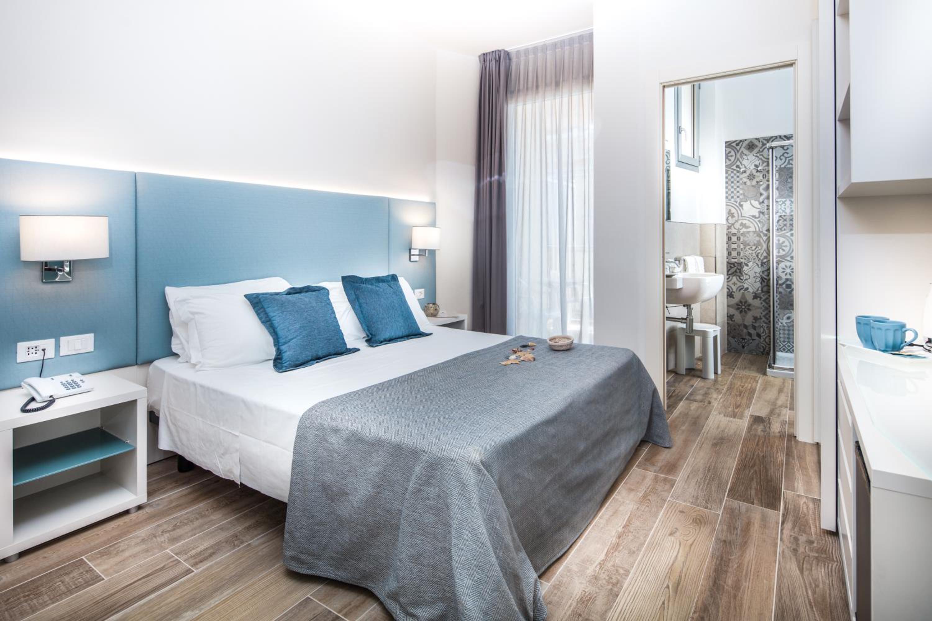 DELUXE, DOUBLE BED