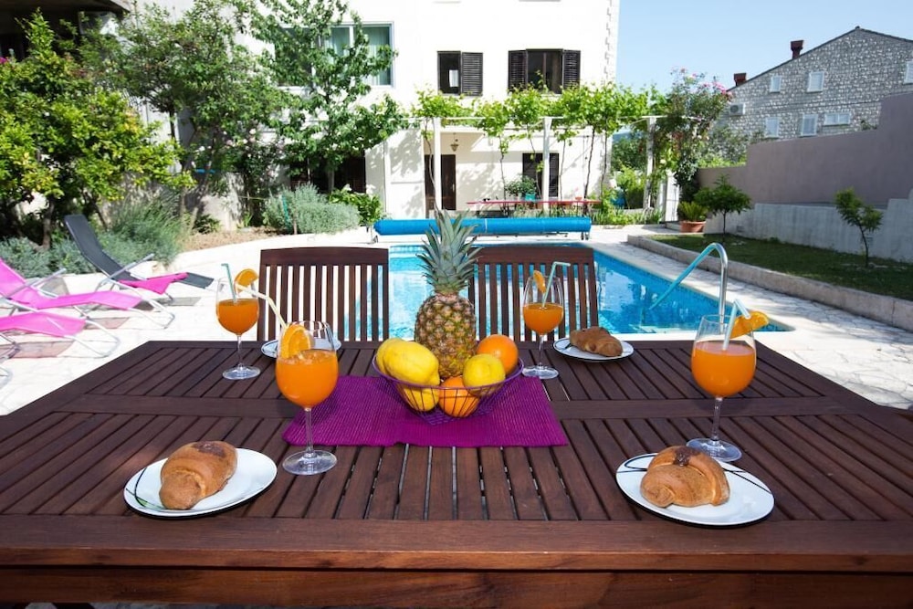 APARTMENTS VILLA ROZA 49/67