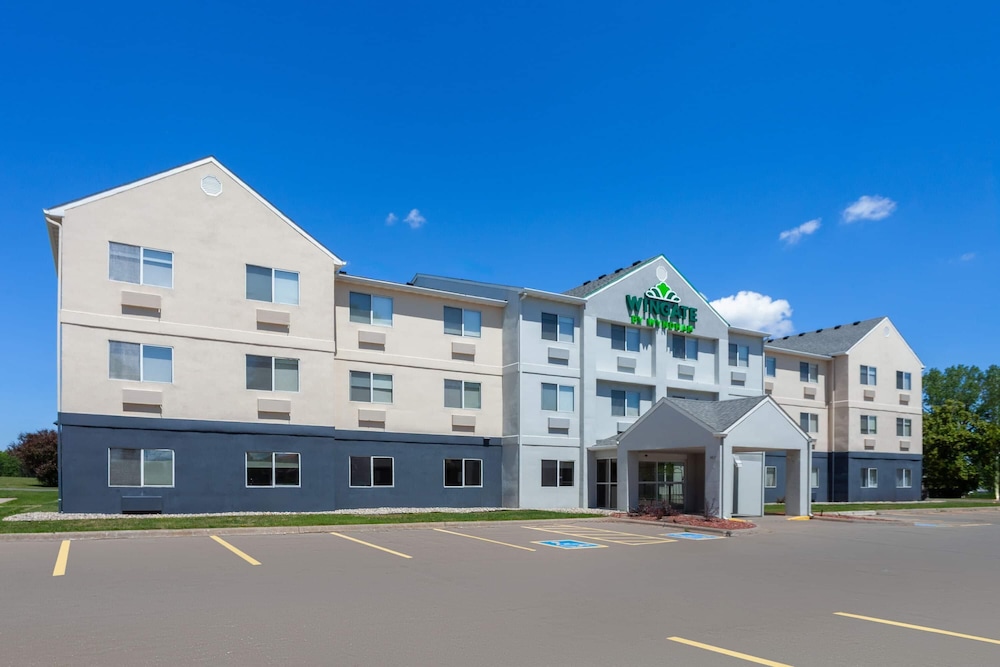 Wingate by Wyndham Oshkosh 4/51