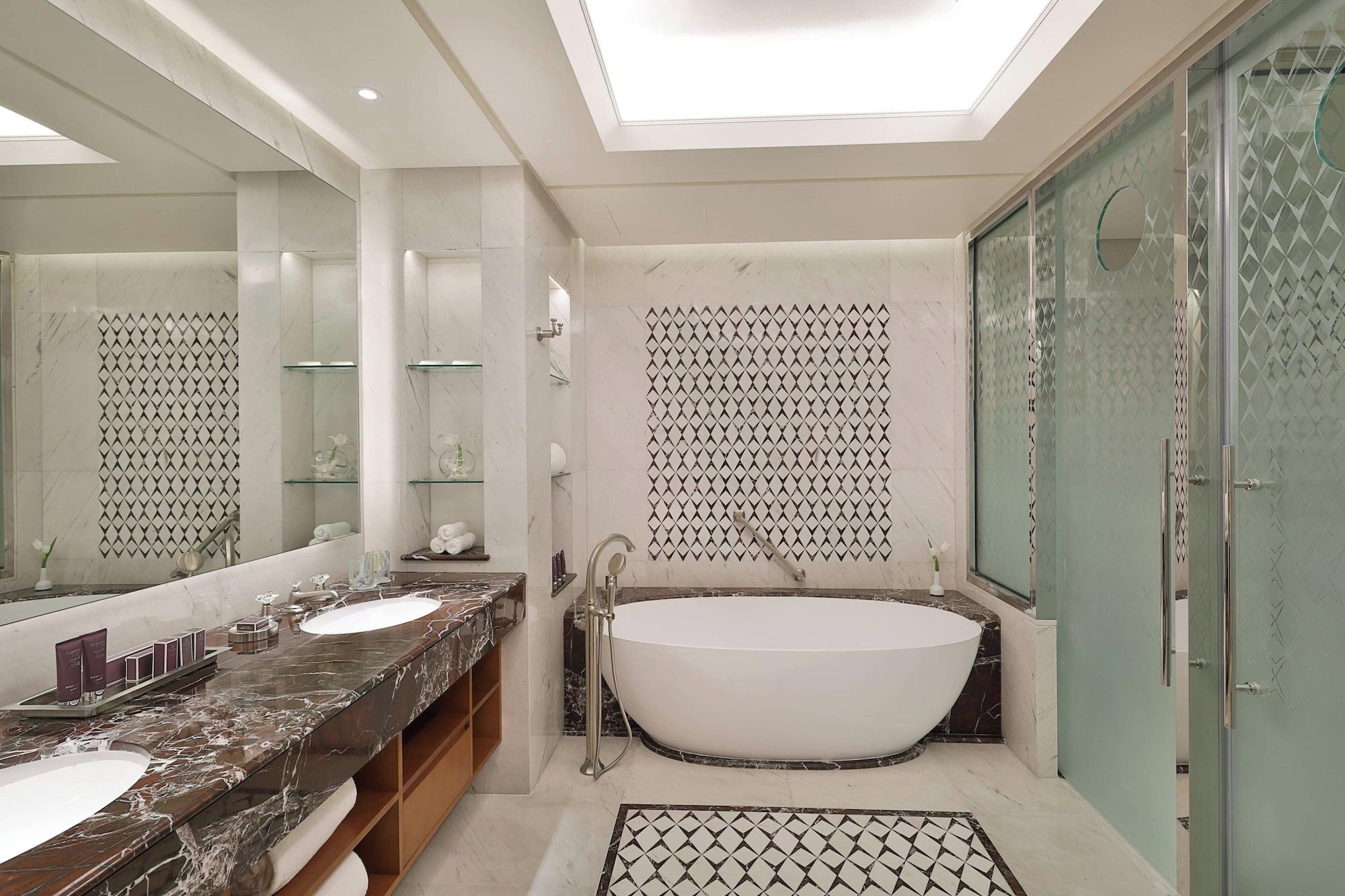 جناح رئاسي بإطلالة على الجبل بغرفتي نوم، Al Bustan Palace A Ritz-Carlton Hotel 2/2