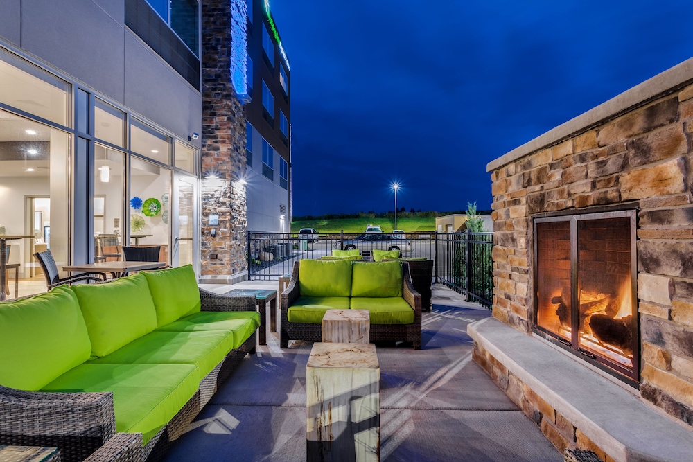 Holiday Inn Express Suites Rice Lake 3/72