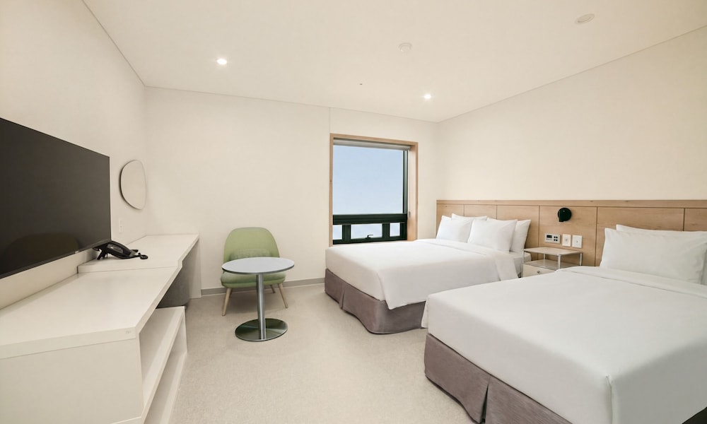 DELUXE, TWIN BEDS, CITY VIEW