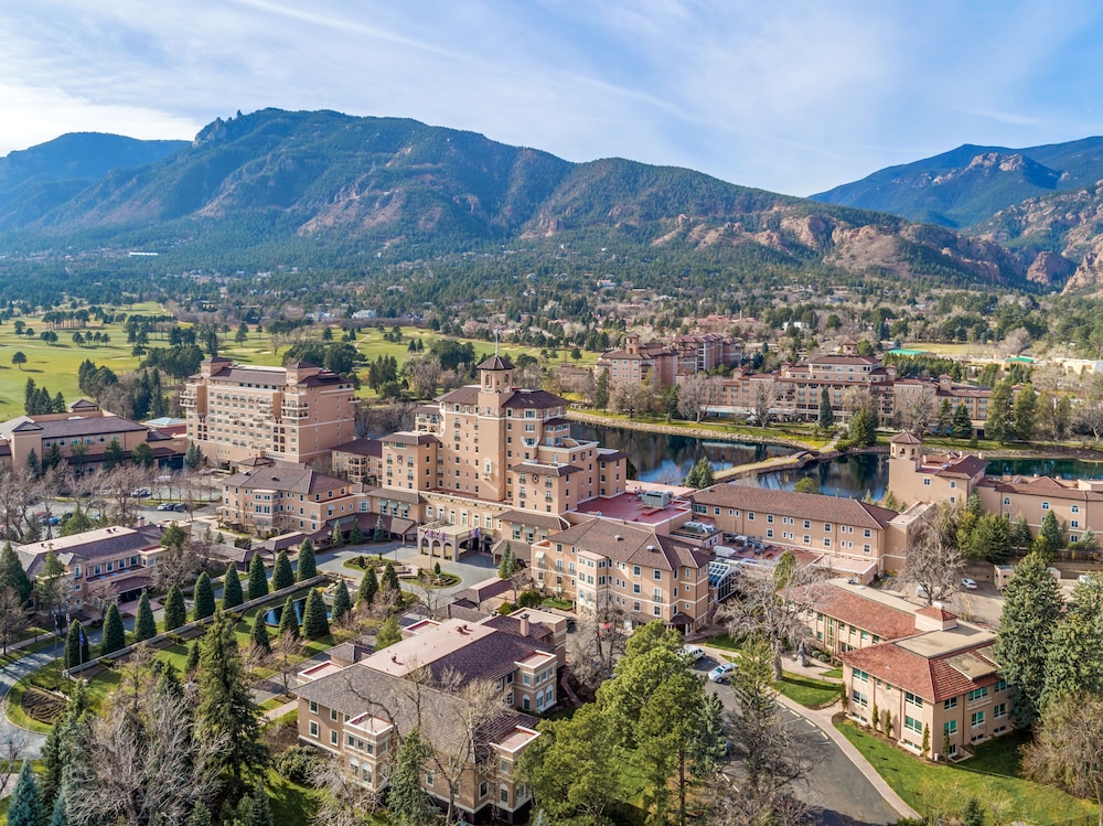 THE BROADMOOR 65/73