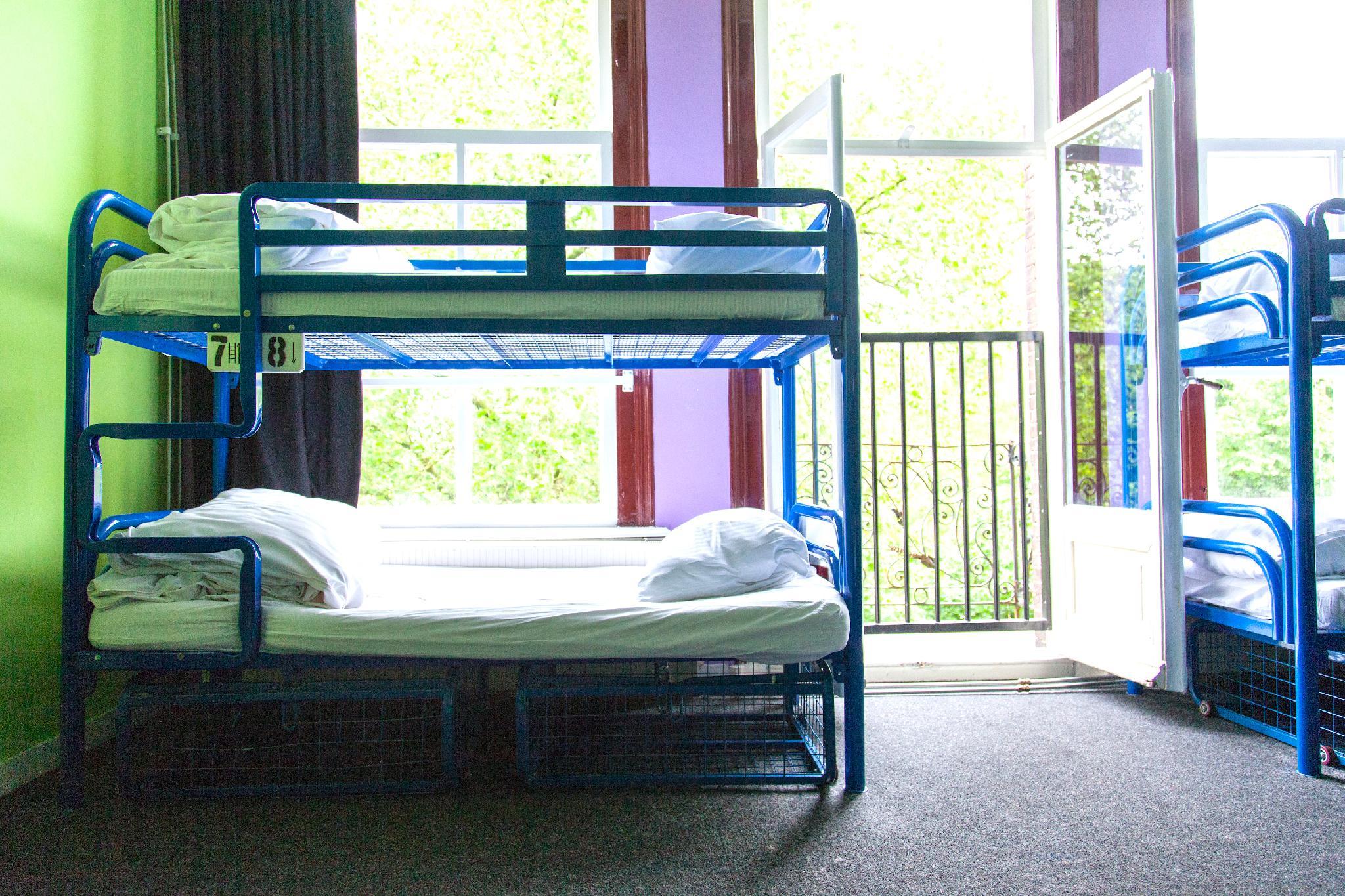 Mixed Dorm, 8 People, Queen Bed