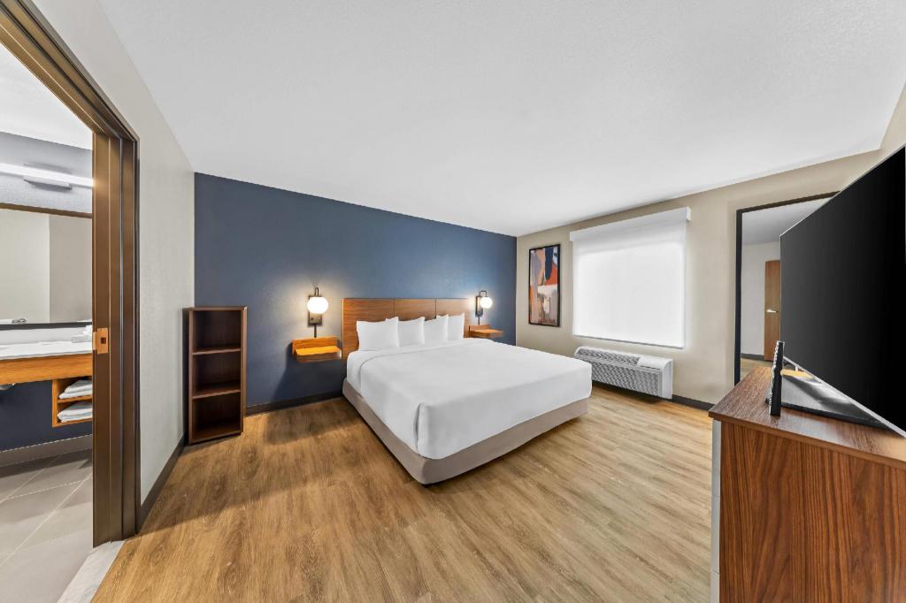 SUITE, KING BED, ACCESSIBLE