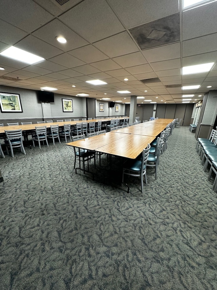 Ramada By Wyndham Virginia Beach 18/37