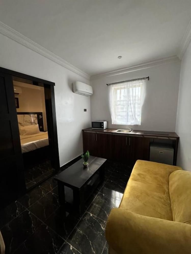 Posh Apartments Metro 37/50