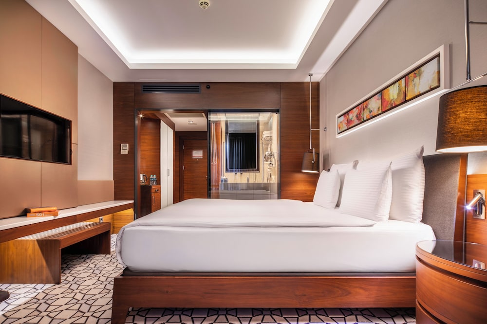 DELUXE, KING BED