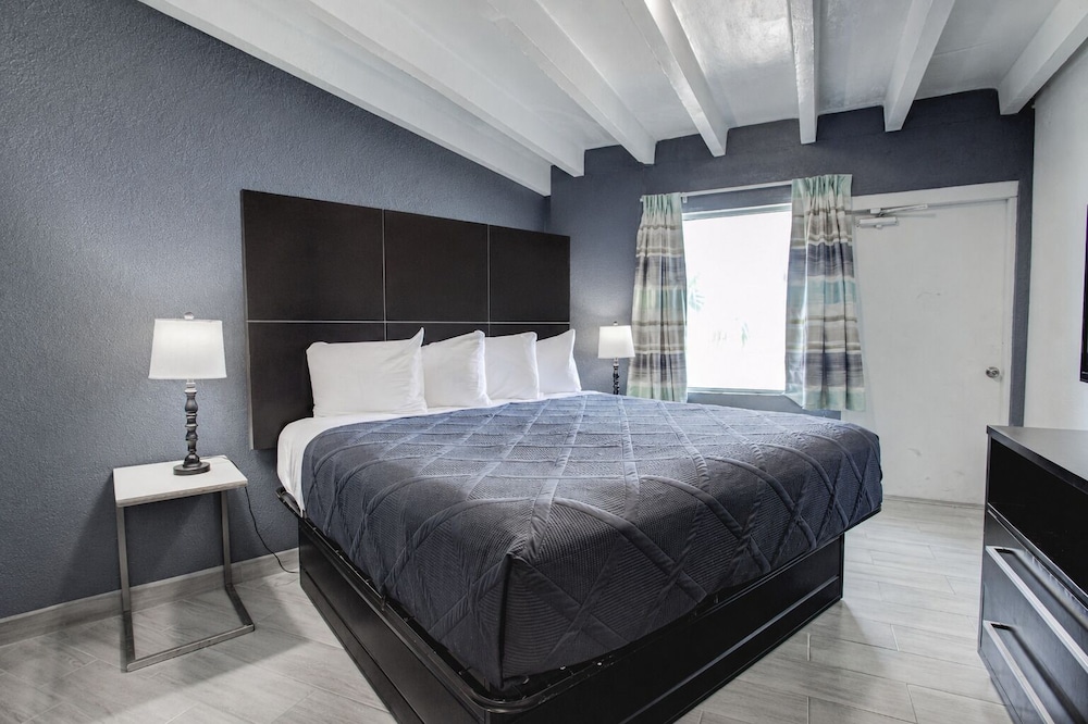 غرفة ديلوكس بسرير كينج بإطلالة جزئية على البحر لذوي الإعاقة