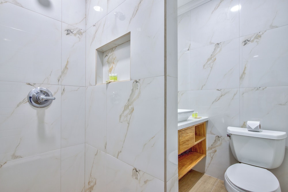 Airport Suites Hotel 54/61