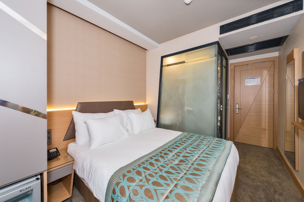 ROOM, SINGLE
