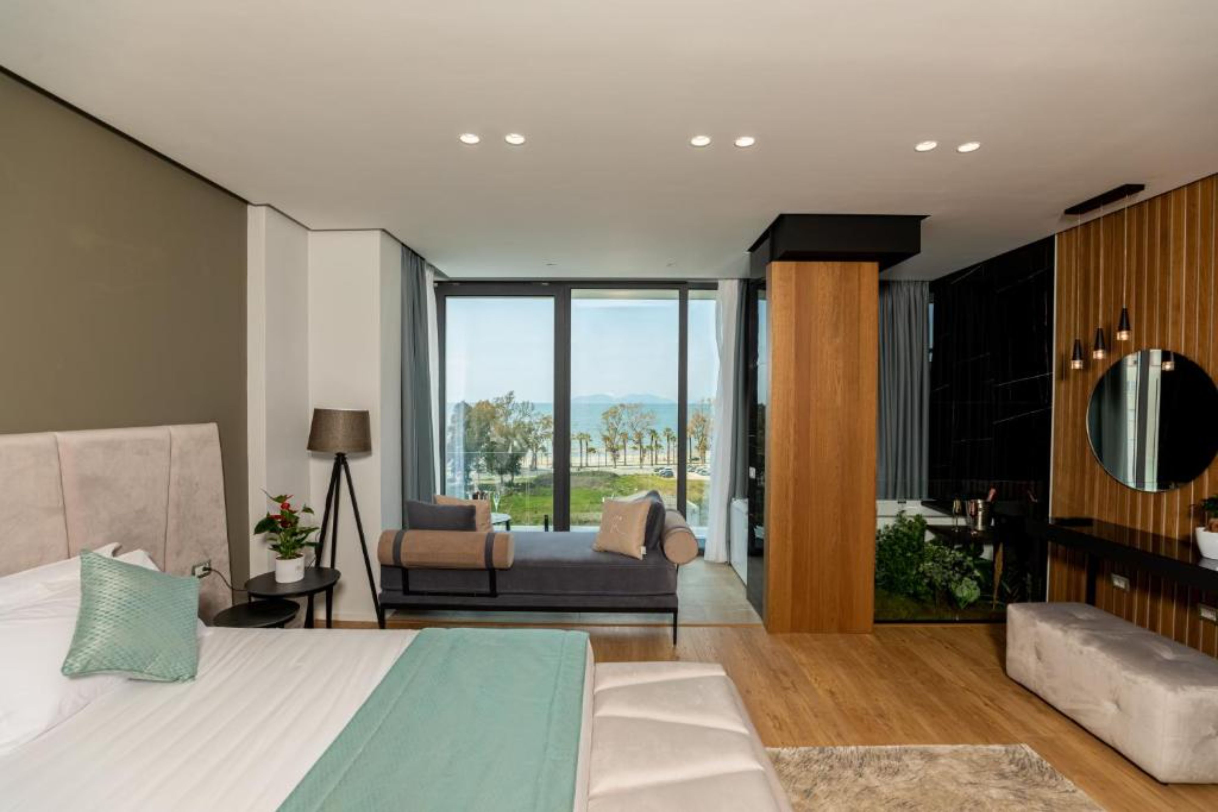 Suite, Hot Tub, Ames Hotel & Spa 2/3