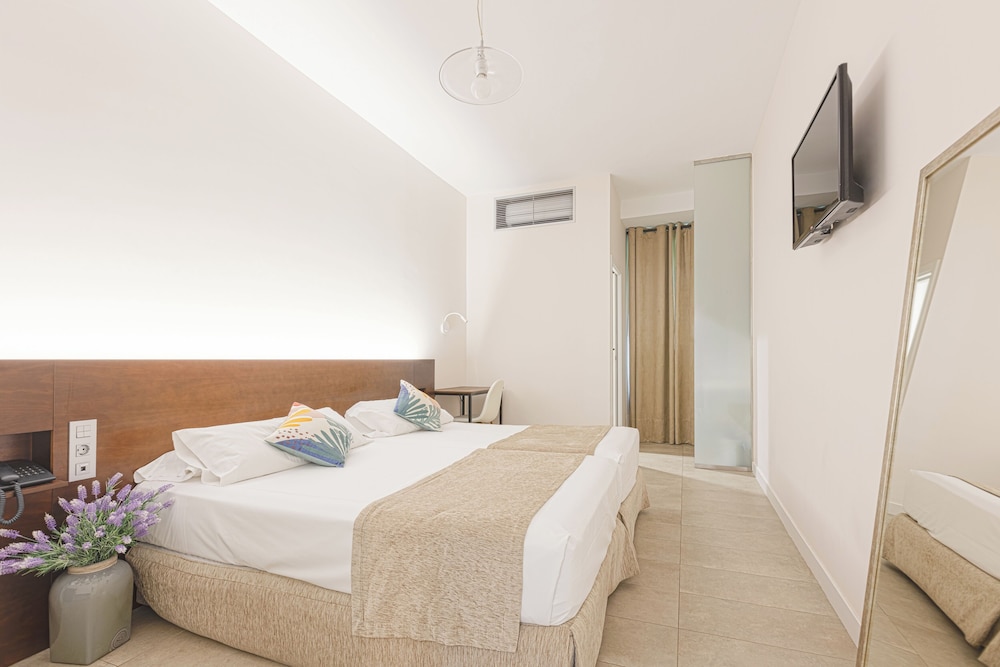 Aacr Monteolivos Hotel 25/72