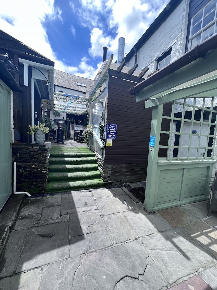 Molesworth Arms Hotel 40/50