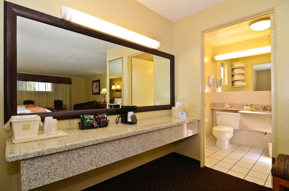 Turquoise Inn and Suites Cortez near Mesa Verde 8/42